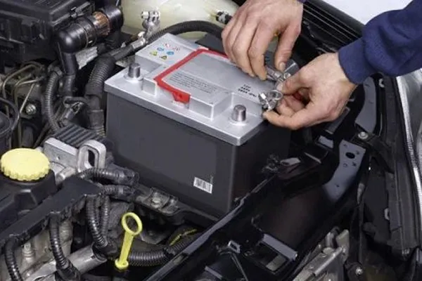 SHACMAN truck battery inspection